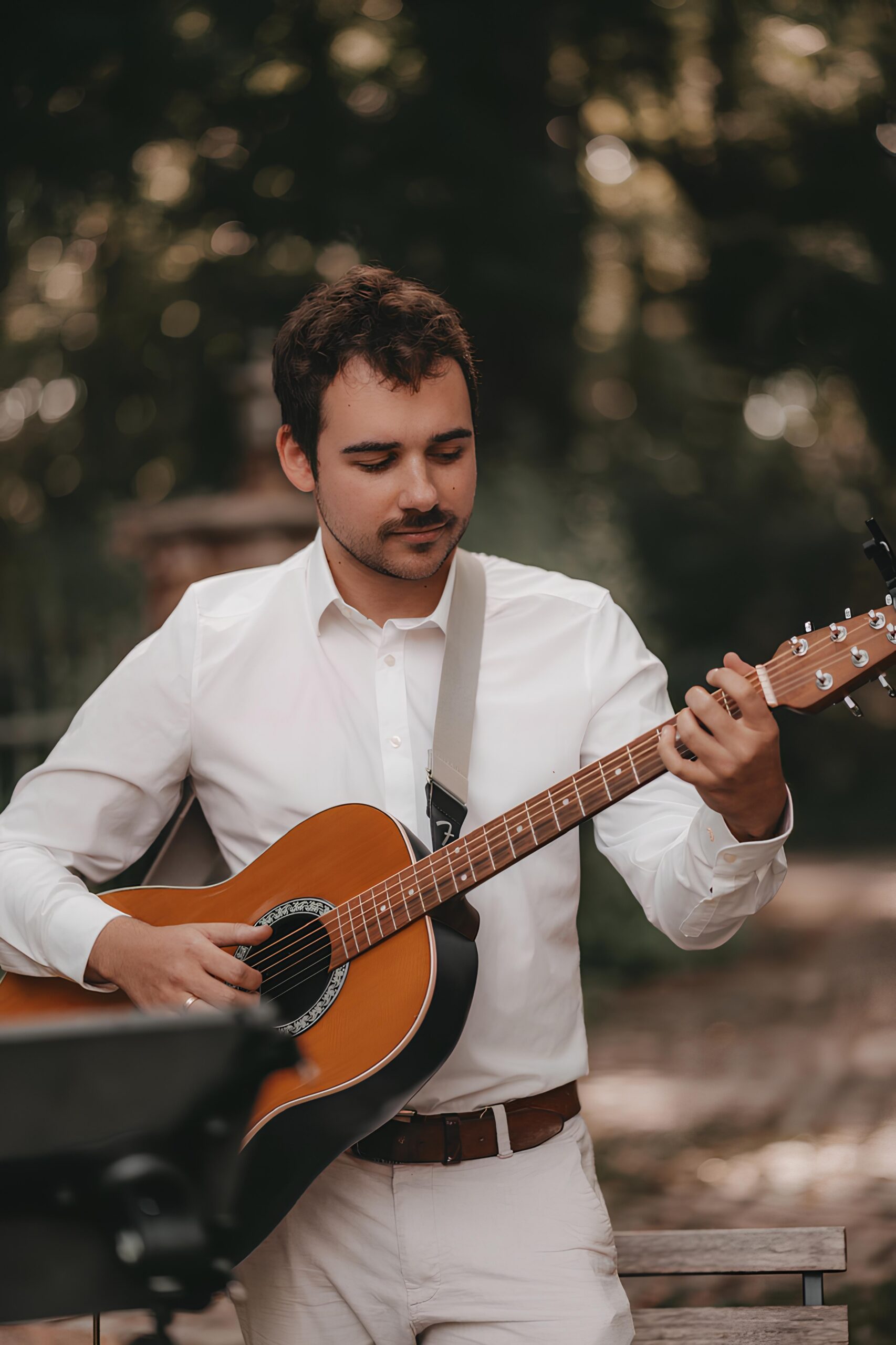 Raphael Müßeler mit Gitarre